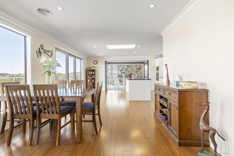 Photo of property in 8 Piper Way, Newlands, Wellington, 6037