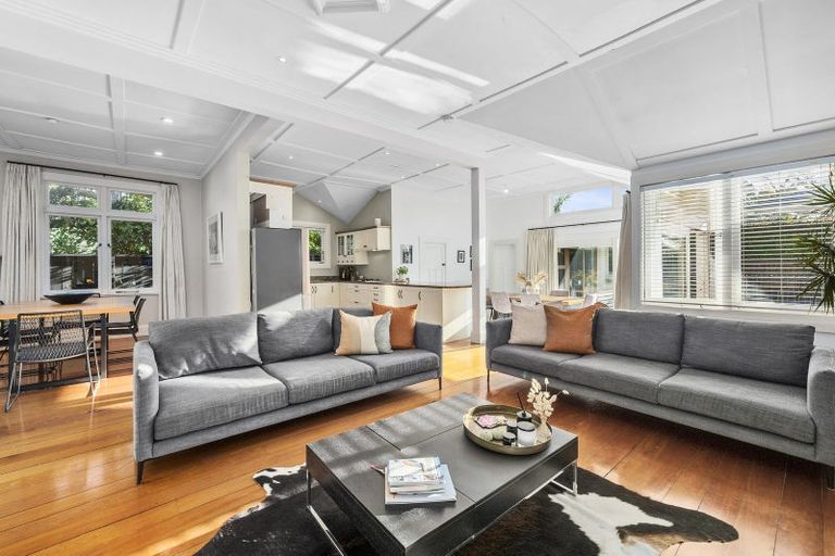 Photo of property in 8 Tiri Road, Milford, Auckland, 0620