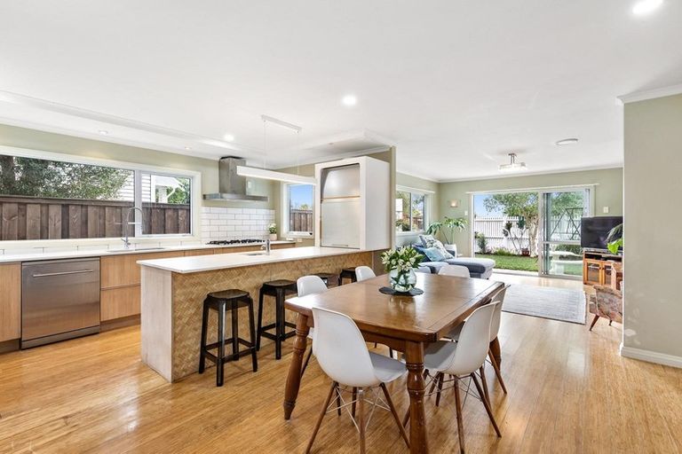 Photo of property in 42 Moa Road, Point Chevalier, Auckland, 1022
