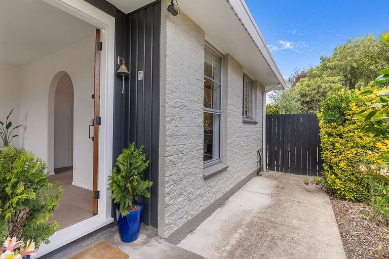 Photo of property in 2/3 Sawtell Place, Northcote, Christchurch, 8052