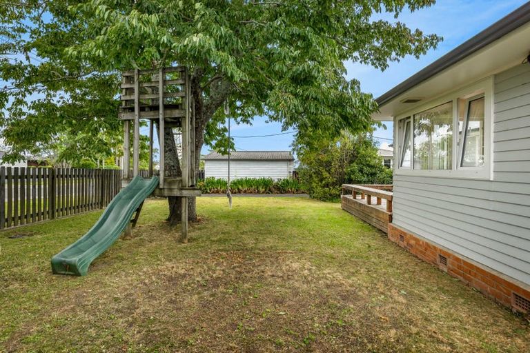 Photo of property in 34 Neil Avenue, Te Atatu Peninsula, Auckland, 0610