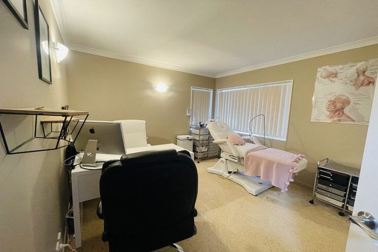 Photo of property in 10 Bonnard Place, West Harbour, Auckland, 0618