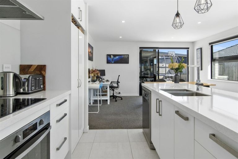Photo of property in 28 Te Kio Crescent, Papamoa Beach, Papamoa, 3118