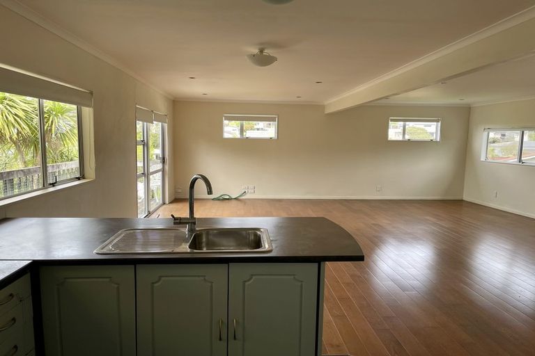 Photo of property in 28 Kiteroa Terrace, Rothesay Bay, Auckland, 0630