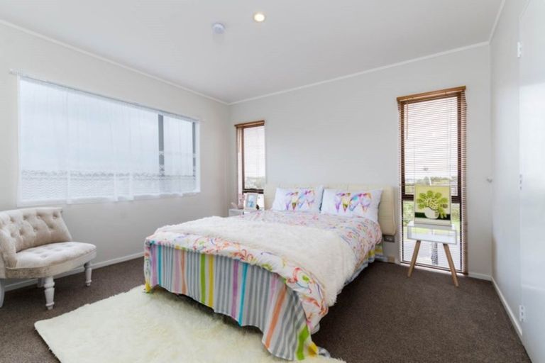 Photo of property in 2/1 Heathglen Place, Bayview, Auckland, 0629