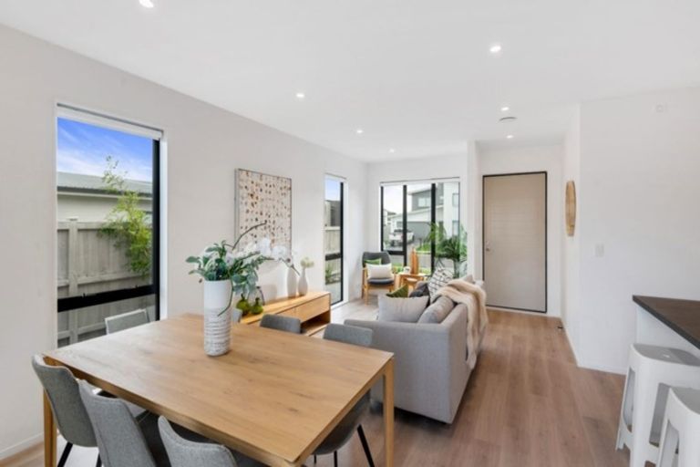 Photo of property in 36 Pepene Avenue, Takanini, 2112