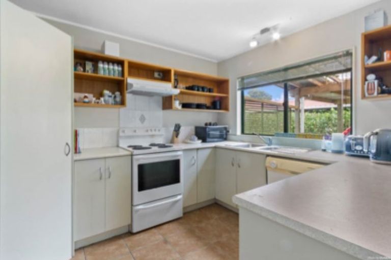 Photo of property in 60 Cobham Crescent, Kelston, Auckland, 0602