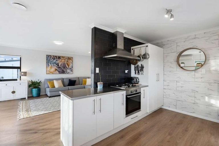 Photo of property in 239 Vipond Road, Stanmore Bay, Whangaparaoa, 0932