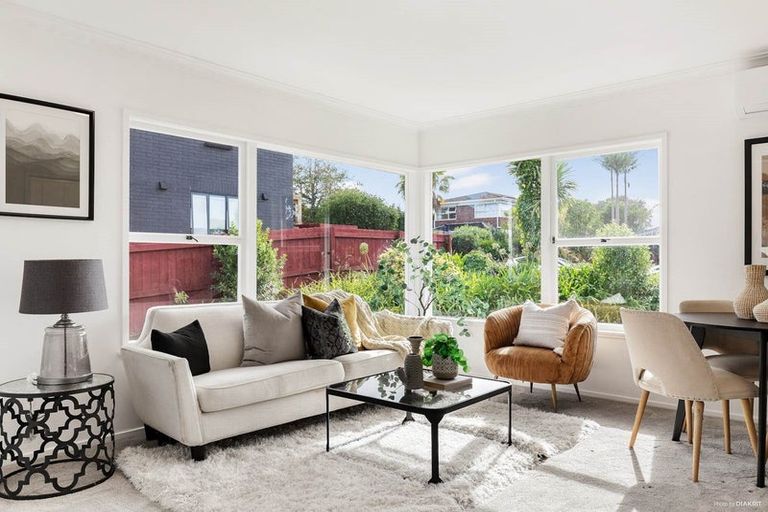 Photo of property in 1/33 Knightsbridge Drive, Forrest Hill, Auckland, 0620