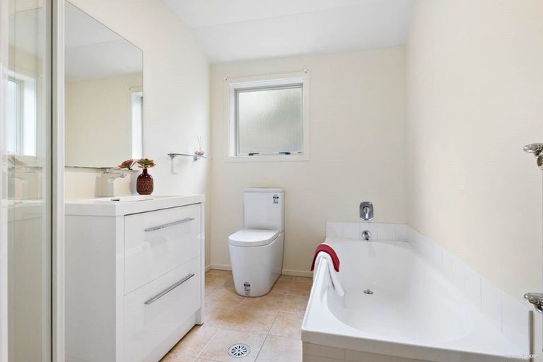 Photo of property in 2/24 Fields Parade, Oteha, Auckland, 0632