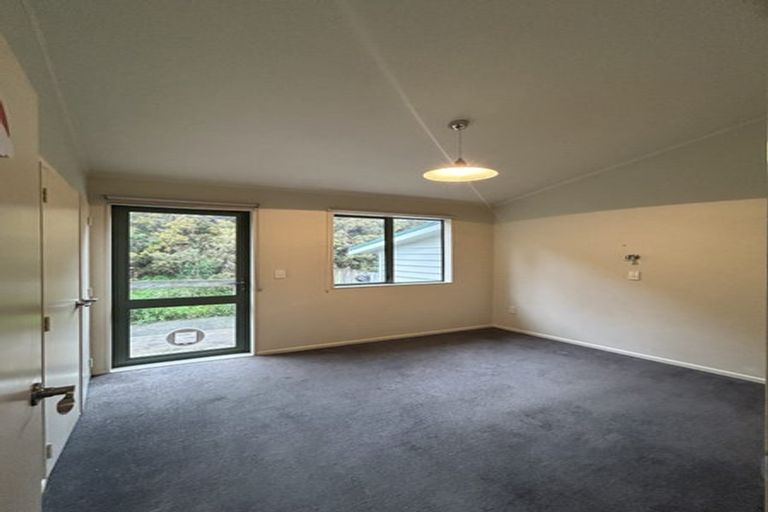 Photo of property in 4 Mitika Way, Strathmore Park, Wellington, 6022