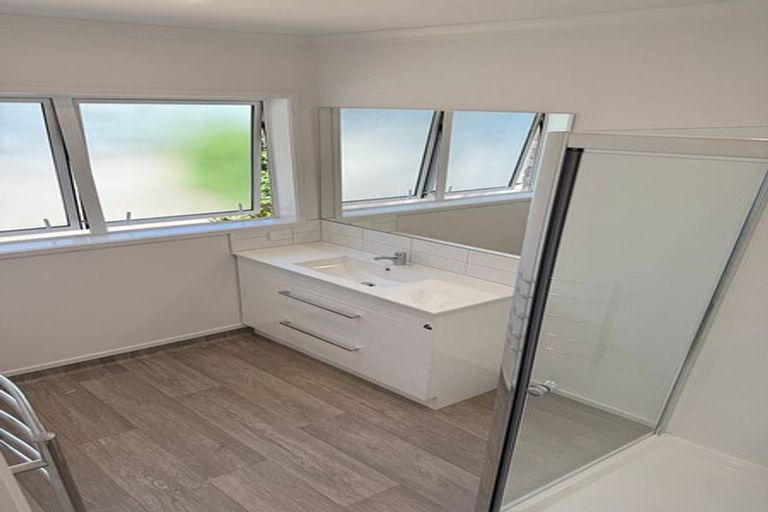 Photo of property in 2/7 Tulloch Place, Conifer Grove, Takanini, 2112