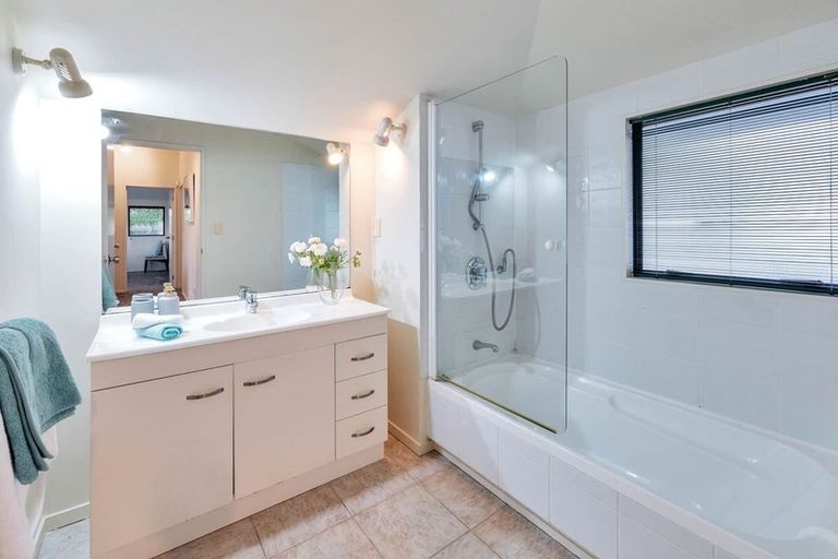 Photo of property in 2/12 Philip Place, Hillcrest, Auckland, 0627