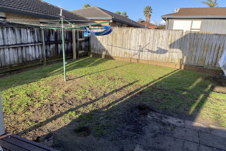 Photo of property in 2/11 Etherton Drive, Weymouth, Auckland, 2103