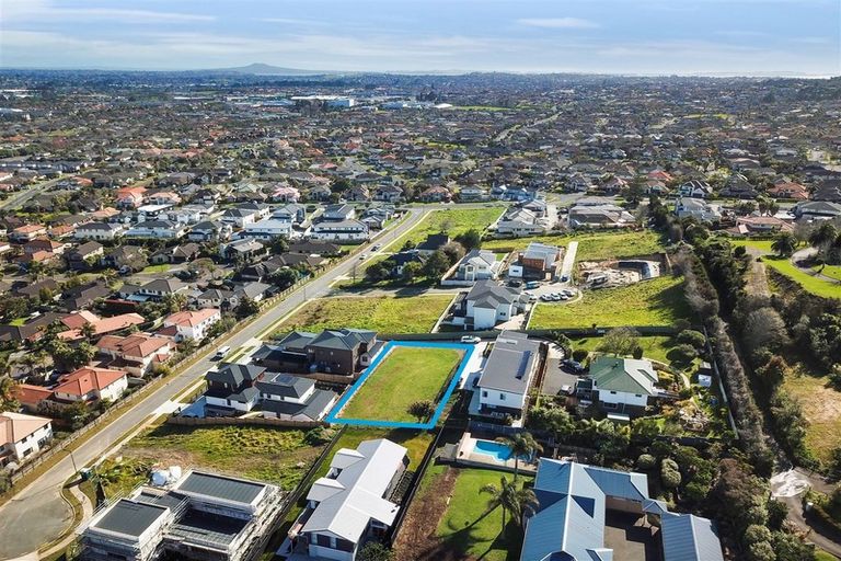 Photo of property in 22 Roxborough Place, East Tamaki Heights, Auckland, 2016