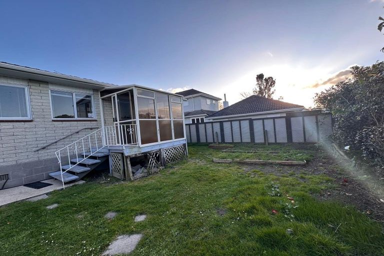 Photo of property in 2/136 Chivalry Road, Glenfield, Auckland, 0629