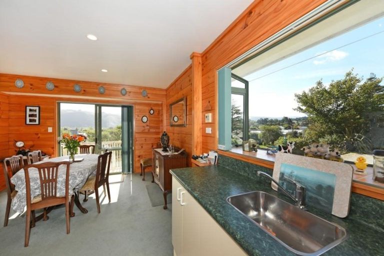 Photo of property in 2 Hillside Drive, Maoribank, Upper Hutt, 5018