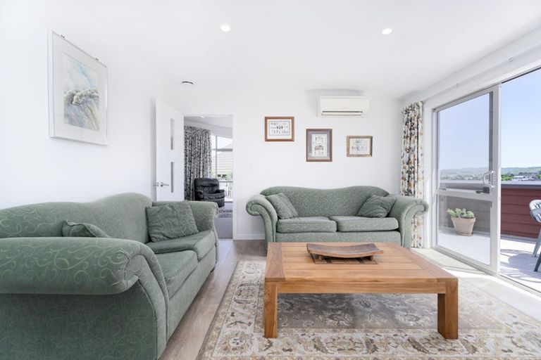 Photo of property in 27 Endeavour Drive, Whitby, Porirua, 5024