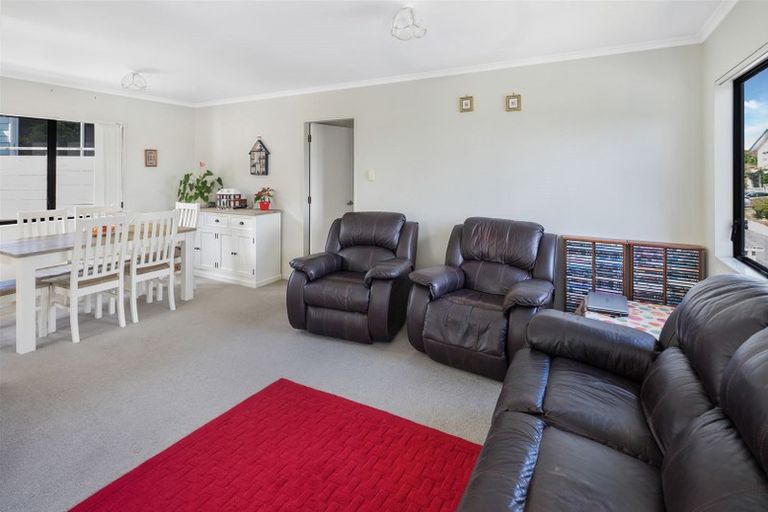 Photo of property in 10a Ted Gilberd Place, Newlands, Wellington, 6037