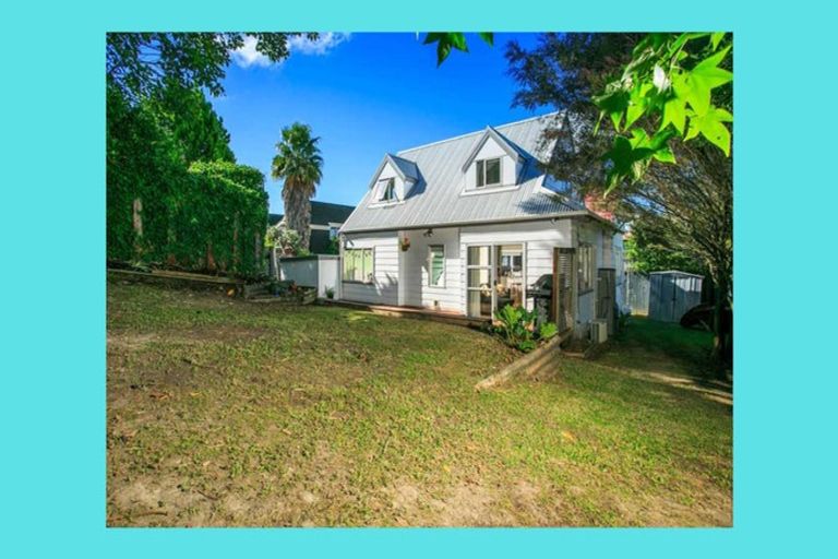 Photo of property in 2/15 Lambrown Drive, Totara Vale, Auckland, 0629