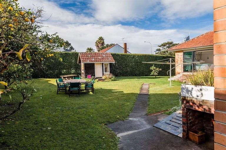 Photo of property in 11 Lake Pupuke Drive, Takapuna, Auckland, 0622