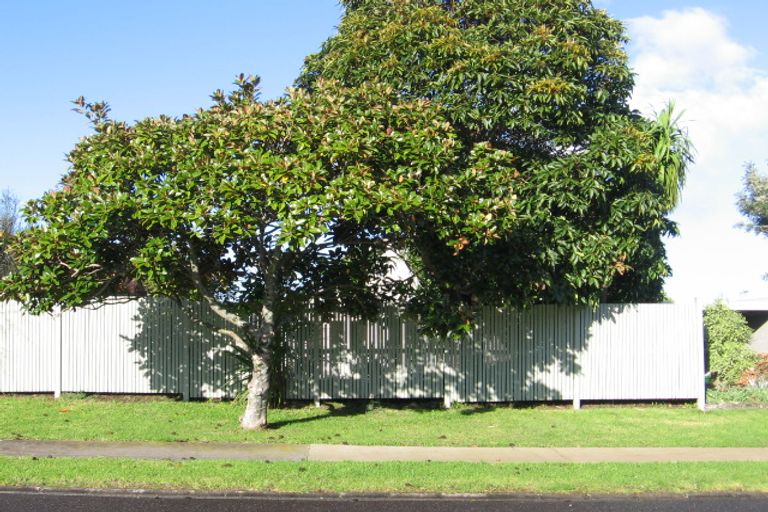 Photo of property in 2/4 Arkley Avenue, Farm Cove, Auckland, 2012