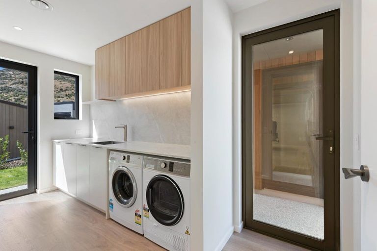 Photo of property in 6 Red Deer Rise, Kelvin Heights, Queenstown, 9300