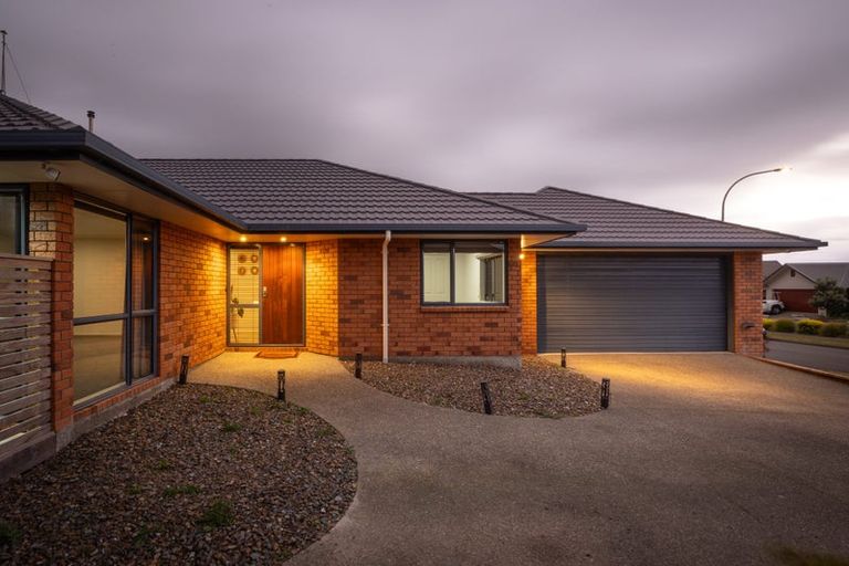 Photo of property in 12 Johnstone Drive, Fitzherbert, Palmerston North, 4410