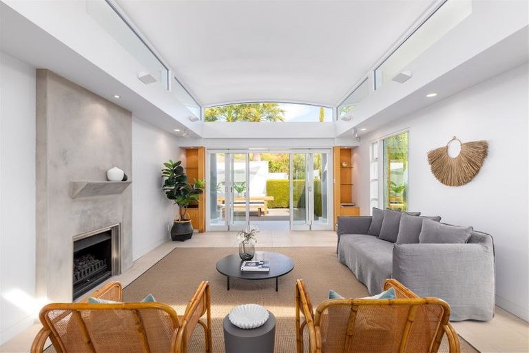 Photo of property in 135 Main Road, Redcliffs, Christchurch, 8081