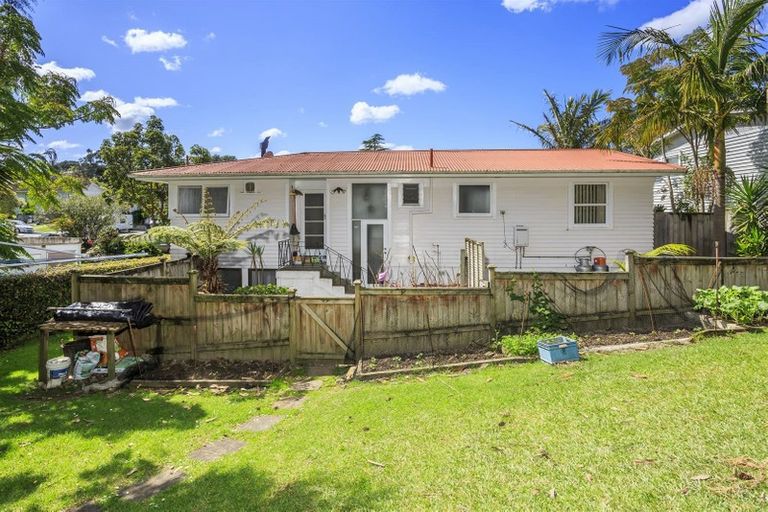 Photo of property in 17 Halberg Street, Glenfield, Auckland, 0629