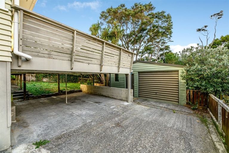 Photo of property in 8 Thuja Street, Green Bay, Auckland, 0604