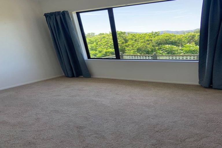 Photo of property in 6 Ashton Fitchett Drive, Brooklyn, Wellington, 6021