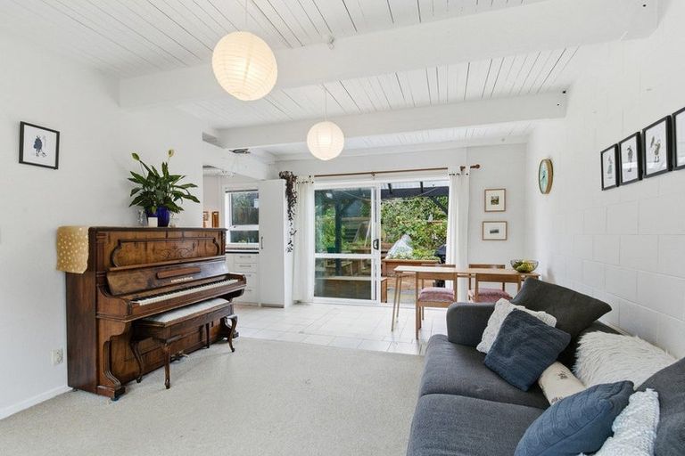 Photo of property in 116 Akaroa Drive, Maupuia, Wellington, 6022