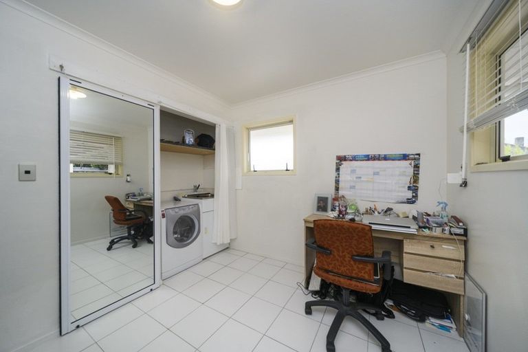 Photo of property in 1 Ayr Place, Hokowhitu, Palmerston North, 4410