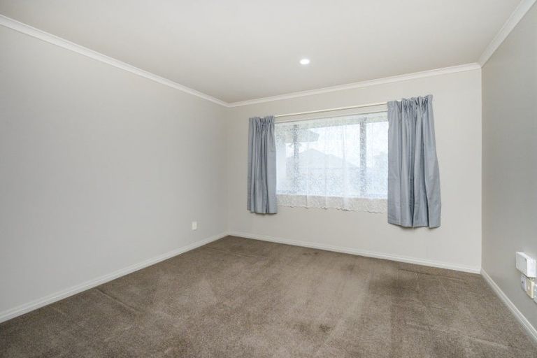Photo of property in 6 Ron Place, Fitzherbert, Palmerston North, 4410