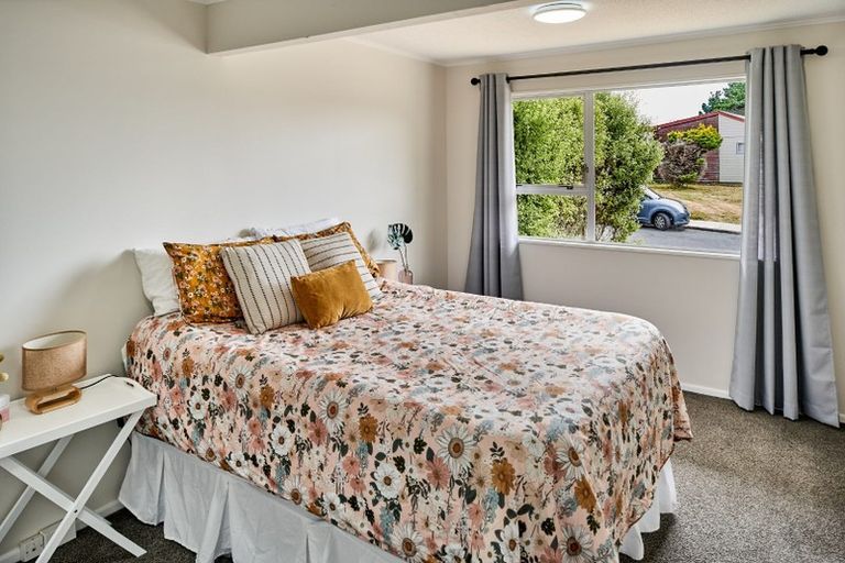 Photo of property in 30 Colchester Crescent, Newlands, Wellington, 6037