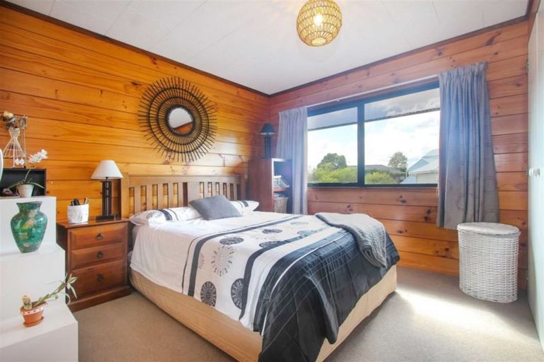 Photo of property in 2/9 Bronzewing Terrace, Unsworth Heights, Auckland, 0632