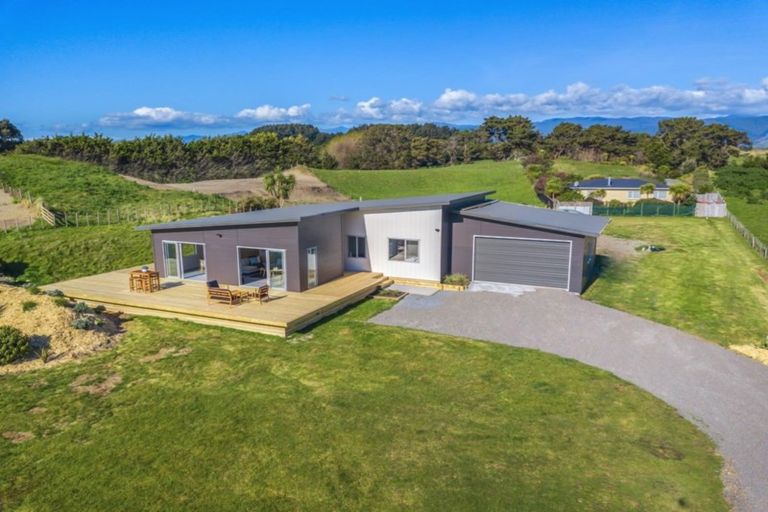 Photo of property in 42a Strathnaver Drive, Waikawa Beach, Manakau, 5573