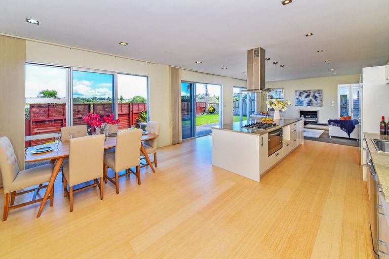Photo of property in 16 Stranraer Crescent, Wattle Downs, Auckland, 2103