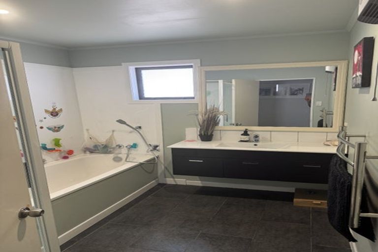 Photo of property in 158 Akaroa Drive, Maupuia, Wellington, 6022