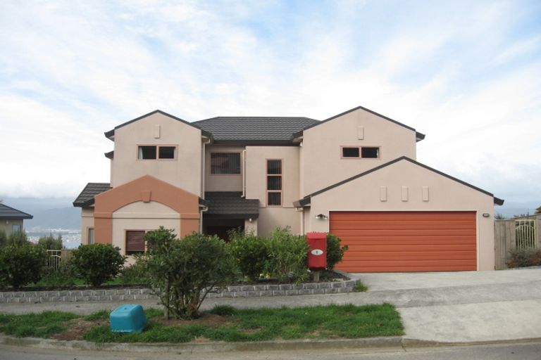 Photo of property in 9 Domett Street, Newlands, Wellington, 6037