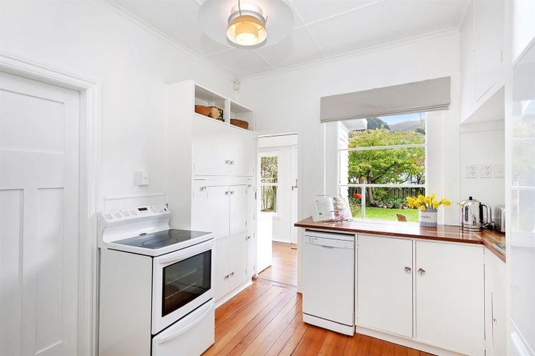 Photo of property in 25 Findlay Street, Tawa, Wellington, 5028