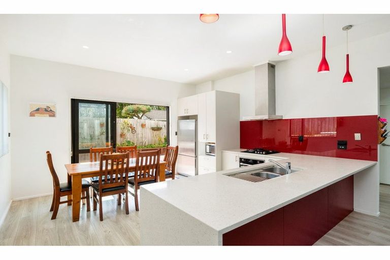 Photo of property in 2 Mile Place, Henderson, Auckland, 0612