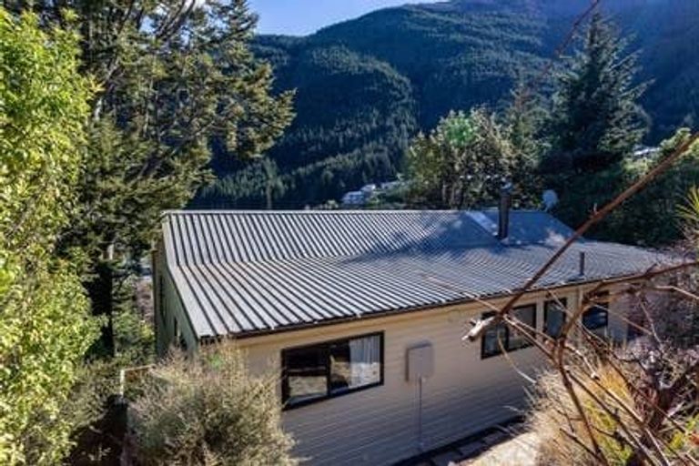 Photo of property in 26 Mackinnon Terrace, Sunshine Bay, Queenstown, 9300