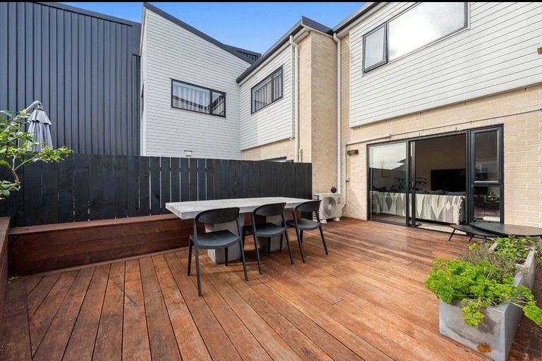 Photo of property in 15 Korama Lane, New Lynn, Auckland, 0600