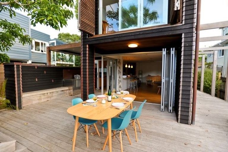 Photo of property in 33 Hastings Parade, Devonport, Auckland, 0624