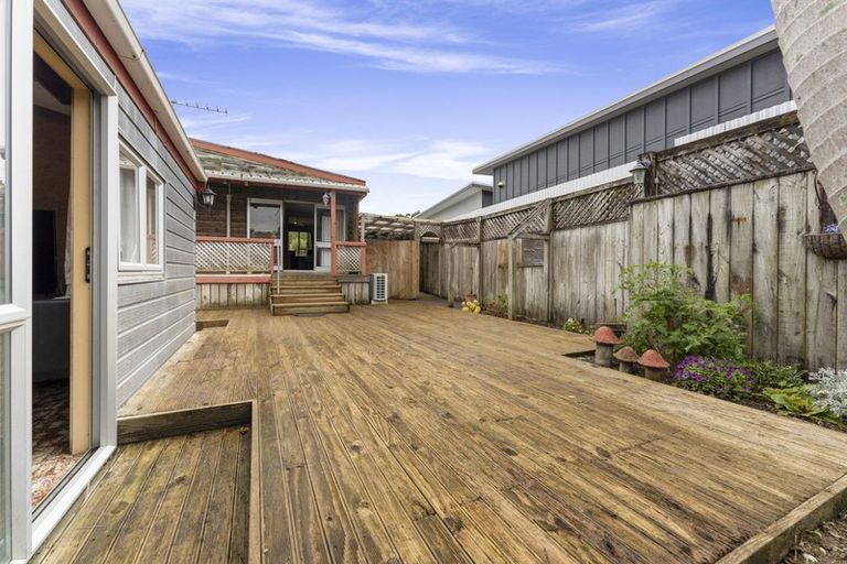 Photo of property in 30 Pioneer Road, Moturoa, New Plymouth, 4310