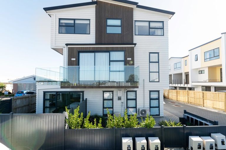 Photo of property in 952a East Coast Road, Northcross, Auckland, 0632