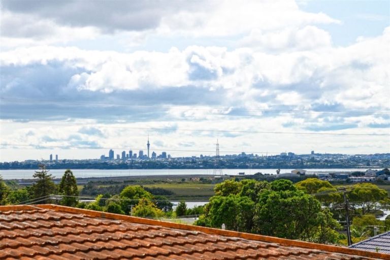 Photo of property in 6 Fairlea Road, Te Atatu South, Auckland, 0610