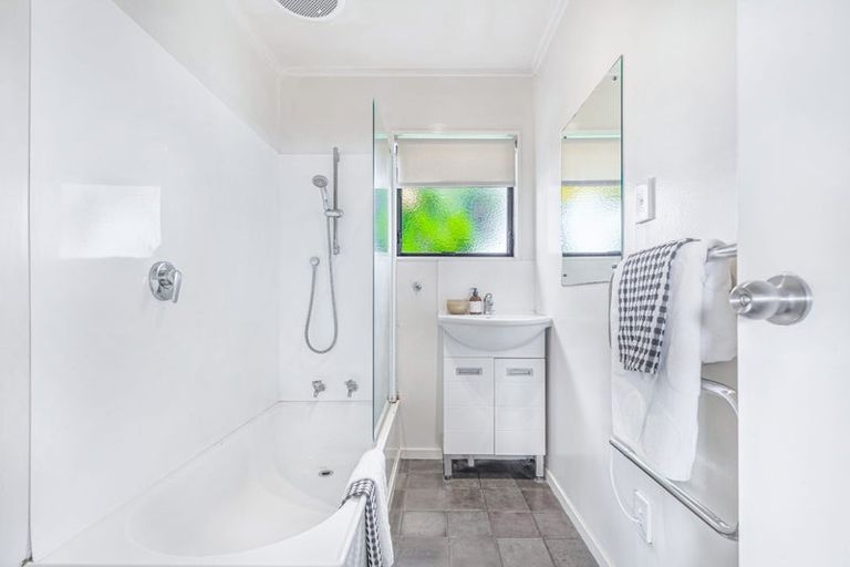 Photo of property in 2/91a Beach Road, Te Atatu Peninsula, Auckland, 0610